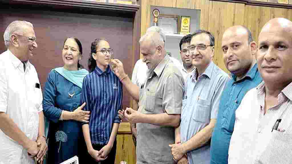 हरियाणा बोर्ड की टॉपर बदली, आत्मविश्वास व जिद से हरियाणा की बेटी ख़ुशी ने 10वी में किया टॉप Khushi HBSE 10th Topper