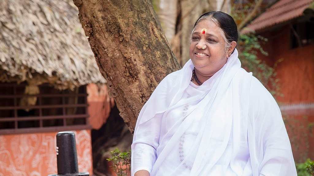 PM मोदी के साथ नजर आई "अम्मा" कौन है, यहां जाने माता अमृतानंदमयी के बारे में सबकुछ Mata Amritanandamayi Devi Amma