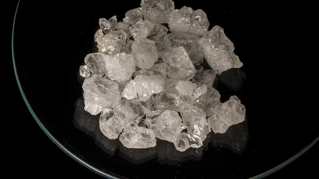 बड़े ही कमाल की चीज़ है फिटकरी, वास्तु दोष को दूर करने के लिए आज ही करें फिटकरी के ये 6 उपाय Alum Fitkari