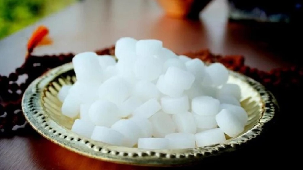 कपूर के इतने फायदे जानकर रह जाएंगे हैरान, इस उपाय से घर में नहीं होगी कभी धन की कमी Camphor Kapoor