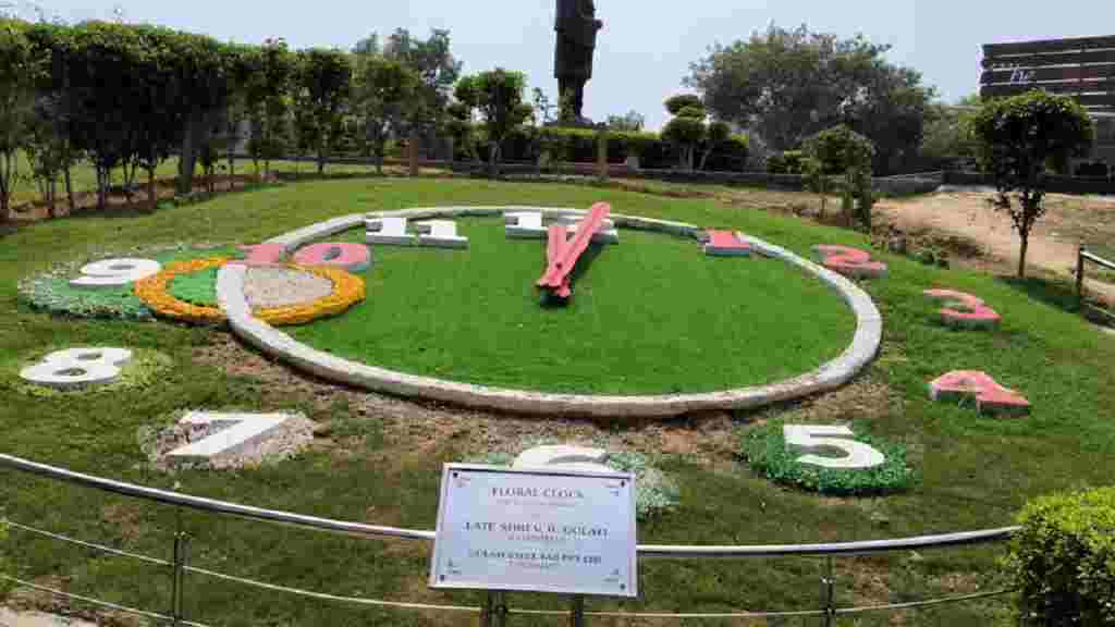 हरियाणा के इस शहर में लगी फूलों वाली घड़ी, खूबसूरती ऐसी कि हर कोई लेना चाहता है सेल्फी Flower Ghadi Faridabad