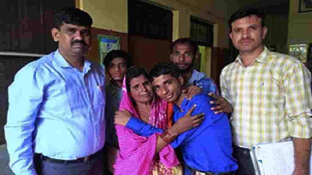 हरियाणा पुलिस ने अंधी मां को दिया दिवाली गिफ्ट, 10 साल से लापता बेटे को मिलवाया AHTU HP Lapta