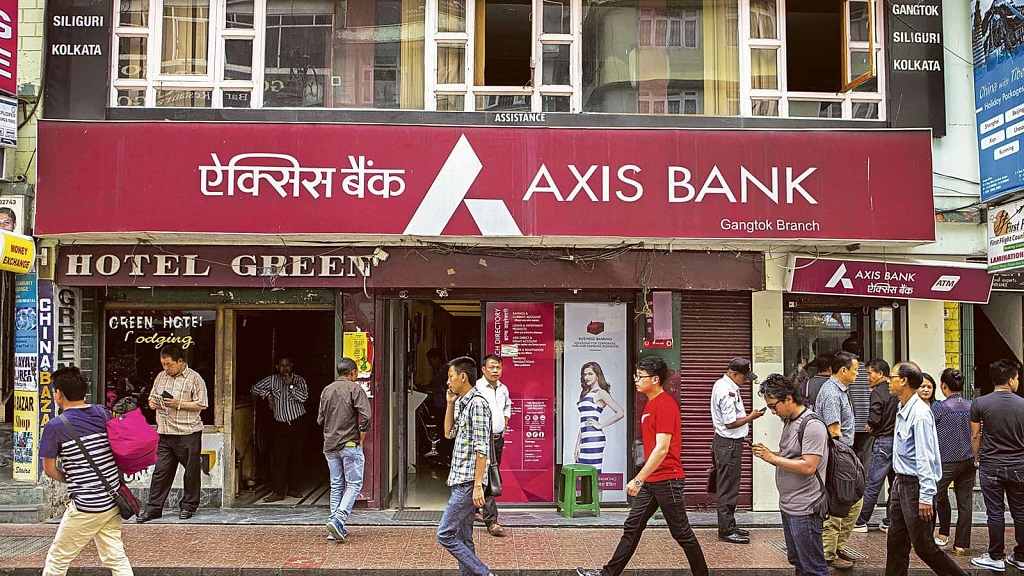 Axis Bank ने दिया ग्राहकों को बड़ा तोहफा, 2 करोड़ रुपए से कम की FD की ब्याज दरों में की बढ़ोतरी Axis Bank