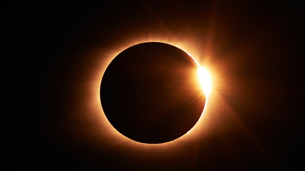 इस दिन लगेगा साल का अंतिम चंद्र ग्रहण, इन 3 राशियों की बढ़ेगी परेशानियां; हो जाएं सावधान Chandra Grahan