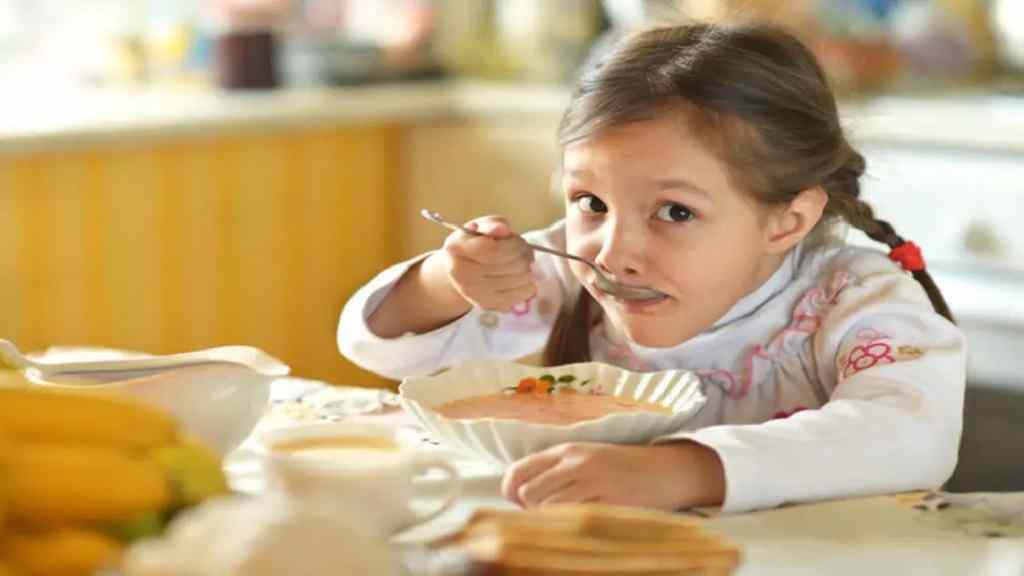 6 महीने के बाद बच्चों को पैकेज्ड फूड से करें परहेज, खिलाएं घर का खाना food kids