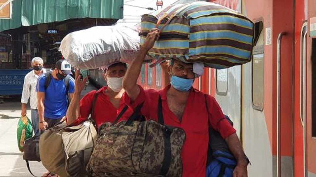 रेलवे ने दीवाली पर कुलियों को दी बड़ी सौगात, 20 रुपए तक बढ़ाए मजदूरी रेट kuli