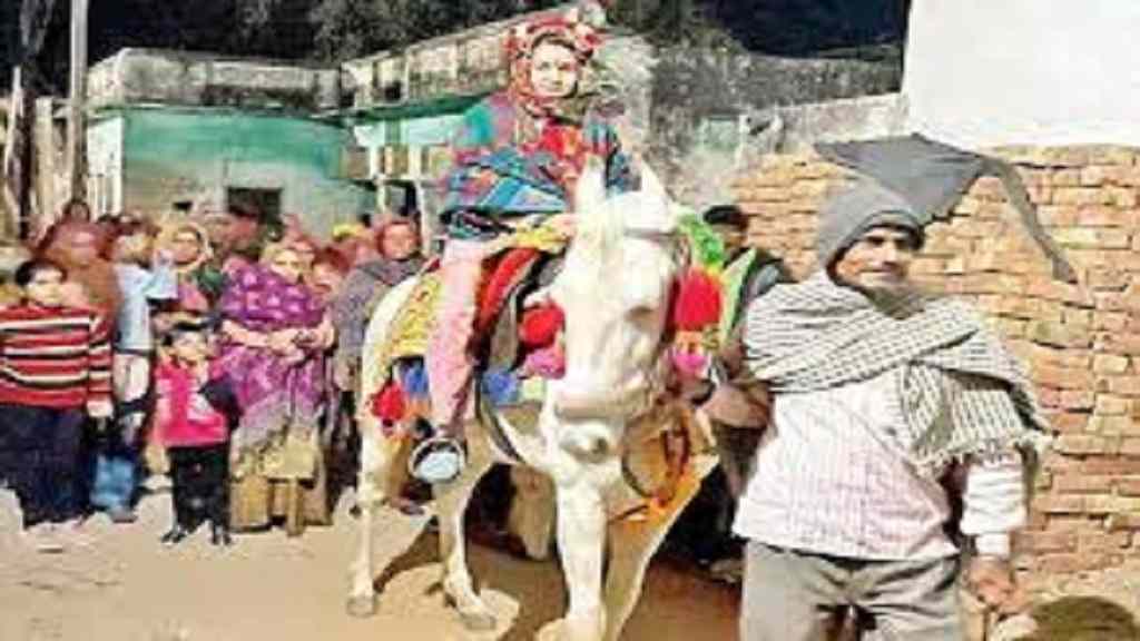 रेवाड़ी: दुल्हन को घोड़ी पर बैठा कर दूल्हे की तरह घुमाया गांव, चौतरफा हो रही वाह-वाही Alka Dhankad Rewari