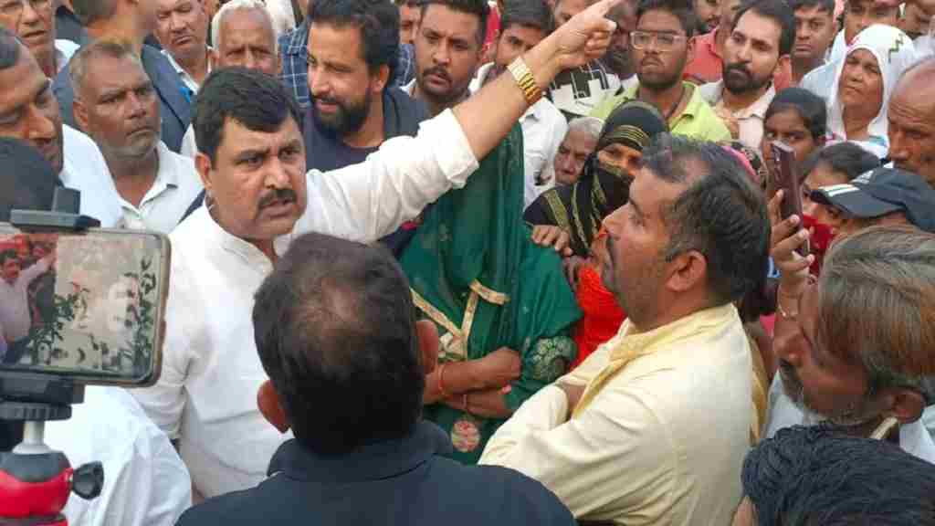 रोहतक में दलित बस्ती तोड़ने पहुंचा प्रशासन, विधायक बोला- मेरी छाती से होकर निकालो बुलडोजर Balraj Kundu