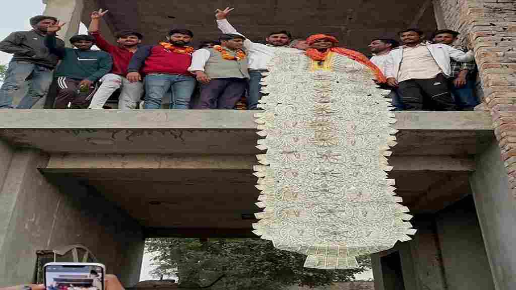 हरियाणा के इस गांव में सरपंच का हुआ अनोखा स्वागत, ग्रामीणों ने पहनाई 11 लाख के नोटों की माला Mohammad Aas