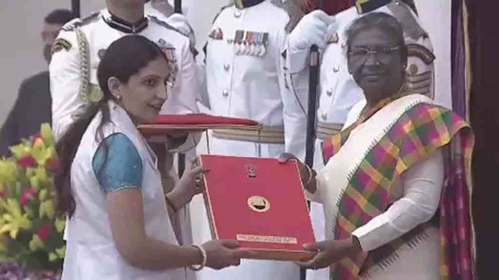 हरियाणा की नर्स को राष्ट्रपति से मिला नाइटेंगल अवार्ड, रक्तदान के क्षेत्र में किया उत्कृष्ट काम Savita Rani