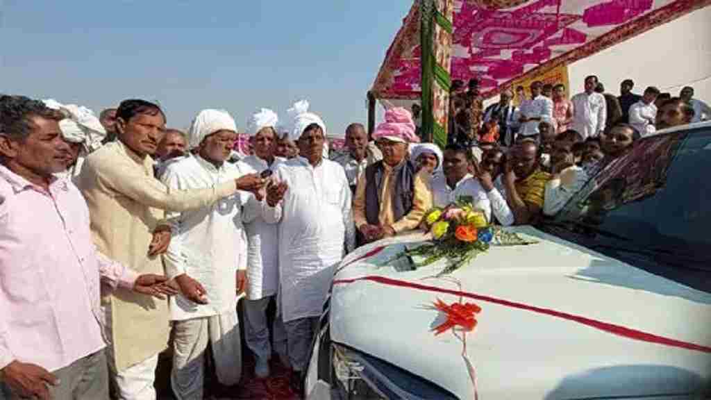 हरियाणा के इस गांव ने पेश की भाईचारे की मिसाल, चुनाव हारे सरपंच प्रत्याशी को करोड़ों रुपए देकर किया सम्मानित rohtak