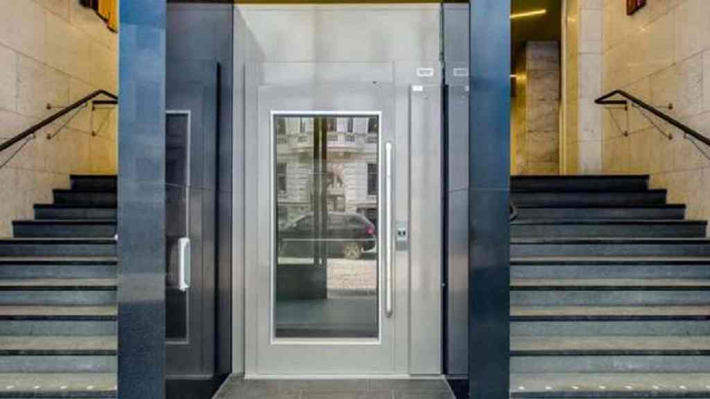 Breaking News: रोहतक के सनसिटी हाइट्स में नीचे गिरी लिफ्ट, 10 लोग फंसे Lift