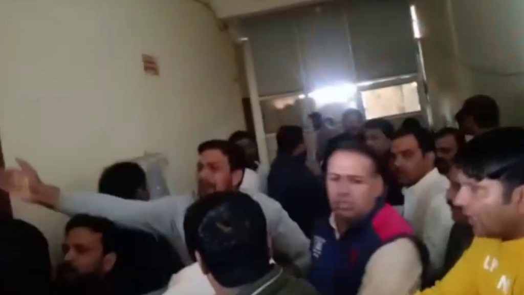 पानीपत का लघु सचिवालय बना जंग का अखाड़ा, जिप पार्षदों में जमकर चले लात घूंसे Marpit PAnipat