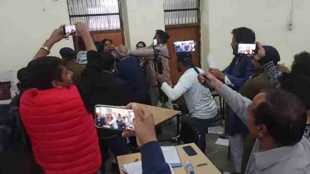 VIDEO: नर्सिंग ऑफिसर की भर्ती प्रक्रिया में नवीन जयहिंद के पहुंचने पर मचा बवाल, जमकर चले लात घूंसे Nursing Offic News Rohtak