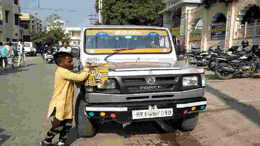 छोटी हाइट की वजह से मजाक उड़ाते थे लोग, आज पेशेवर ड्राइवर बन गया 4 फुट 4 इंच का पवन Pawan Jind