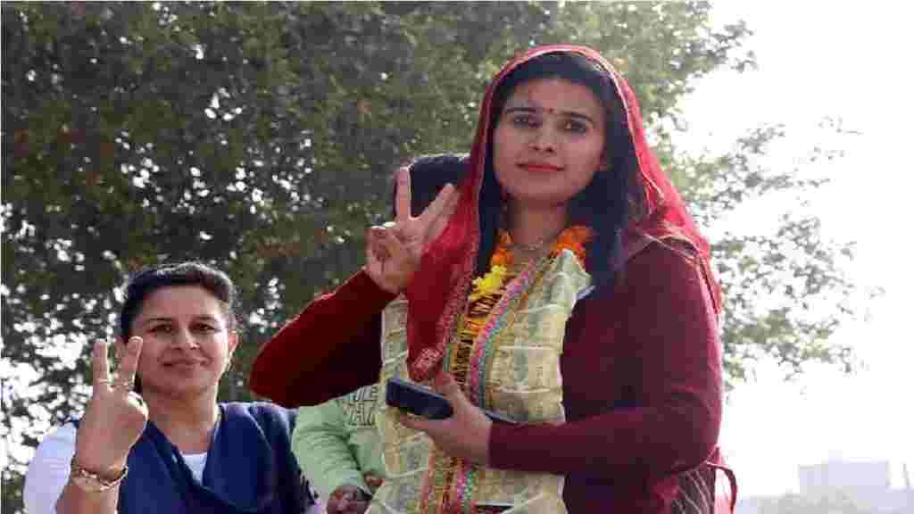 गैंगस्टर की पत्नी बनी रोहतक जिला परिषद की चेयरमैन, निर्वाचित होते ही थामा BJP का दामन manju hudda