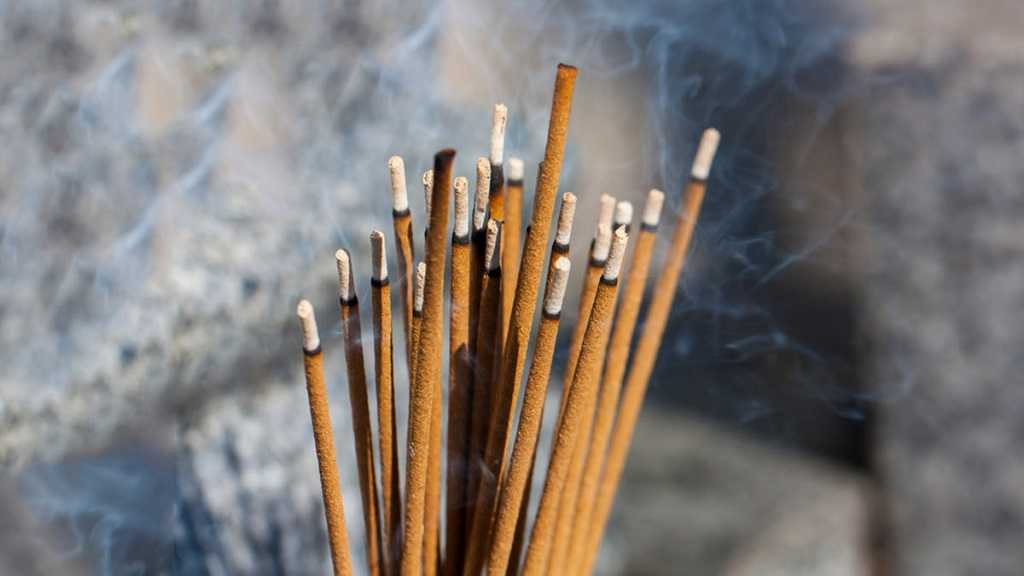 Vastu Tips: भूलकर भी सप्ताह के 2 दिन ना जलाए अगरबत्ती, जीवन में उत्पन्न हो सकती हैं ये परेशानियां Agarbatti Insence Stick