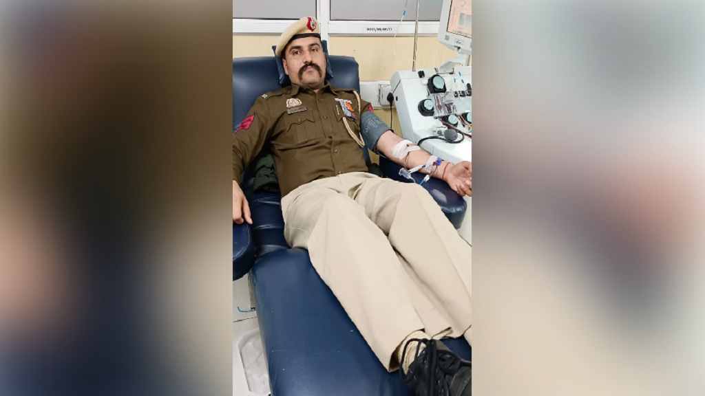हरियाणा के छोरे को दिल्ली पुलिस की 'किस्सा खाकी का' पुस्तक में मिली जगह, अब तक 116 बार कर चुके हैं रक्तदान Ashish Dahiya Police Delhi
