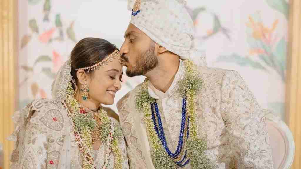 क्रिकेटर अक्षर पटेल ने अपनी गर्लफ्रेंड से रचाई शादी, जानें कौन है मेहा पटेल Axar Patel and Meha Patel