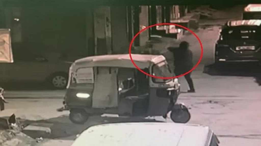 VIDEO: गुरुग्राम में महिला के साथ मारपीट, बाइक पर बैठने से किया मना तो पड़ोसी ने हेलमेट से किया लहूलुहान Gurugram Mhila