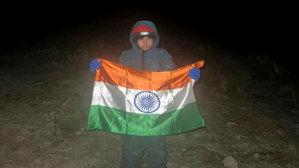 हरियाणा की 6 साल की बेटी ने रचा इतिहास, 17 हजार फीट ऊंची चोटी माउंट किलिमंजारो पर फहराया तिरंगा Siyna Chopra Haryana