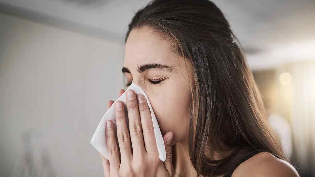 Health Tips: क्या आपको भी आती है बार-बार छींक, करें इन घरेलू नुस्खों का इस्तेमाल Sneezing