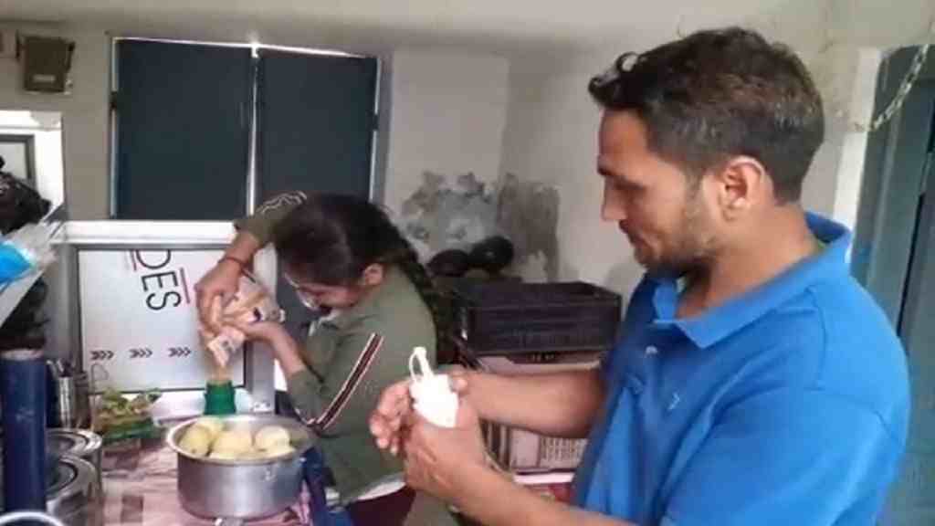 फतेहाबाद: गोलगप्पे की रेहड़ी पर 16 साल की अनीशा करती है मदद, पीछे का कारण सुनकर आंखों में भर आएंगे आंसू Golgappa