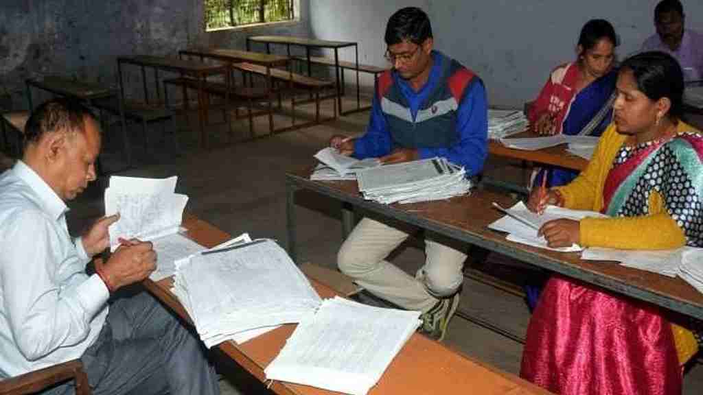 CBSE की आंसर शीट में छात्रों ने पास होने के लिए लिखी अजब- गजब बाते, जमकर वायरल हो रहा फोटो Teacher