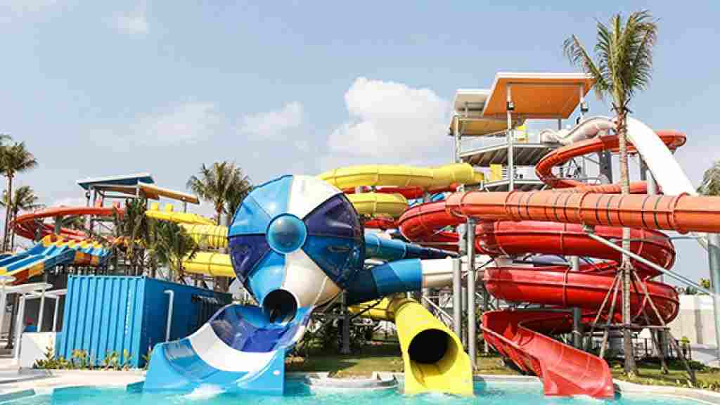 गर्मियों में भी ले सर्दियों का मजा, जानें दिल्ली के टॉप 5 वाटर पार्क्स के बारें में... Water Park