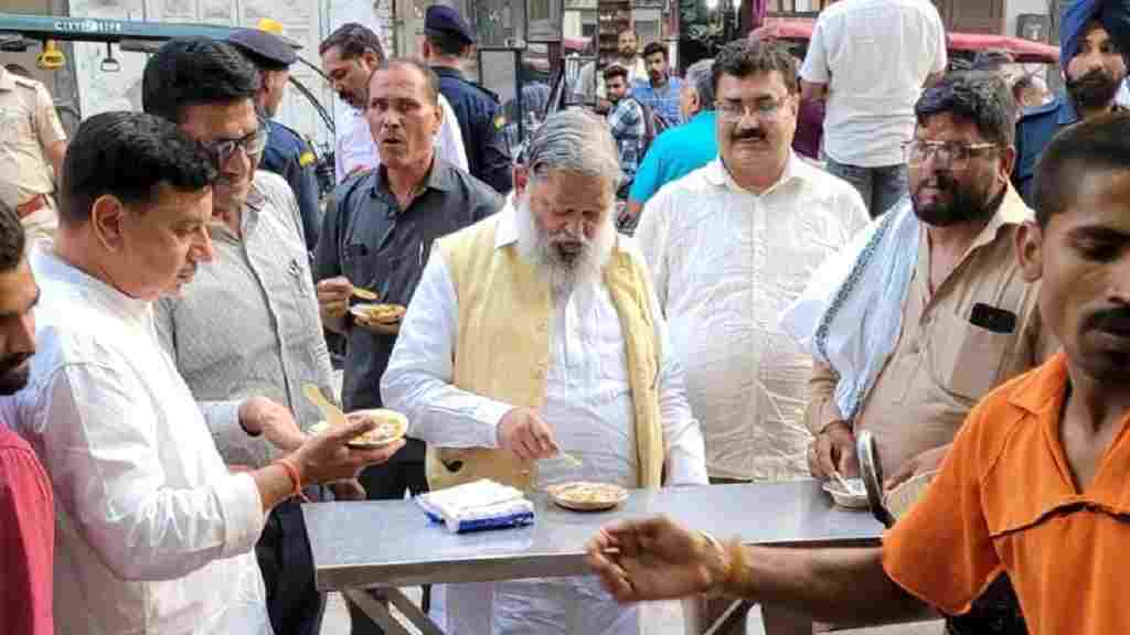 अंबाला के हलवाई बाजार में टिक्की खाने रुके गृहमंत्री अनिल विज, पढ़ें फिर आगे क्या हुआ... Anil Vij on Tikki Stall