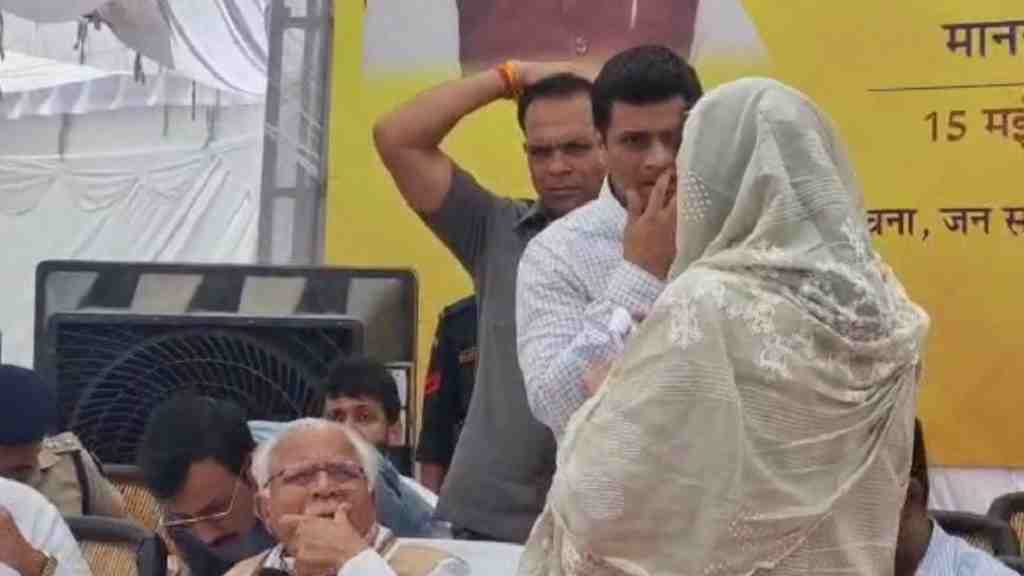 जनसंवाद में फिर बवाल: सीएम खट्टर के चरणों में महिला सरपंच ने फेंका दुपट्टा, जानिए फिर आगे क्या हुआ... Mahila Sarpanch Cm