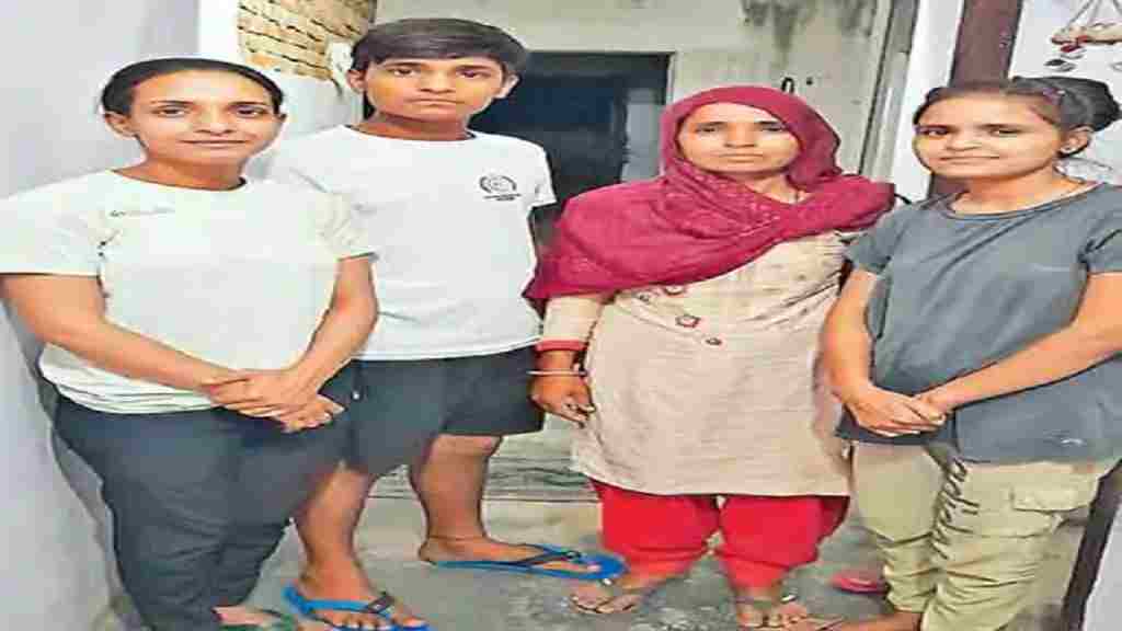 रेवाड़ी: 7 साल पहले पति हुआ लकवाग्रस्त, तीन बच्चों को पढ़ाया लिखाया; अब बेटी ने जीते कई गोल्ड मेडल Sunita