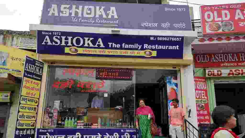 रेवाड़ी के इस रेस्टोरेंट में मिलते हैं देशी घी के पराठे, इतने फेमस की दिल्ली व राजस्थान तक के लोग आते हैं खाने Ashoka Hotel Kund