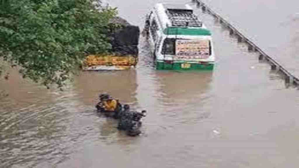 गुरुग्राम में मूसलाधार बरसात से 5 घंटे लगा जाम, डूबी बस; हर बार मानूसन में बिगड़ते हैं हालात Gurugram Bus Barish