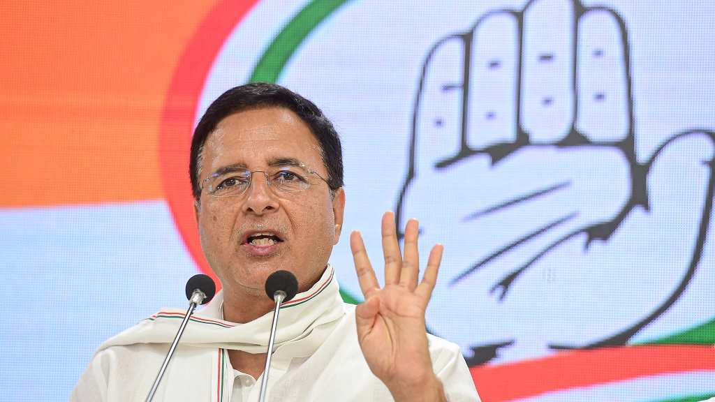 जींद में कांग्रेस नेता रणदीप सुरजेवाला का माइक खींचा, लोगों ने की युवक की जमकर पिटाई Randeep Surjewala