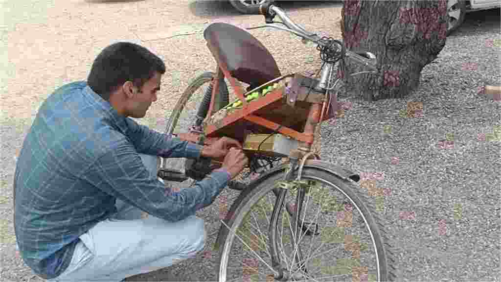 हरियाणा पुलिस कॉन्स्टेबल ने बनाई इलेक्ट्रिक साइकिल; 20 रुपये के खर्च में चलेगी 150 किलोमीटर Sandeep Dhandkad Electric Cycle