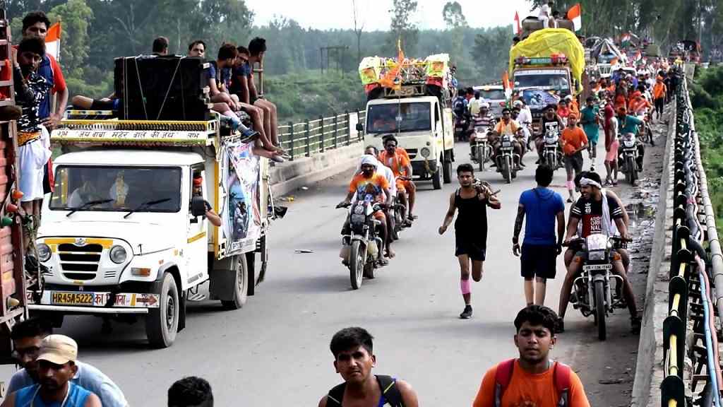 दिल्ली- देहरादून हाइवे पर अचानक उमड़ी कावड़ियों की भीड़, वनवे करने से बढ़ी जाम की परेशानी Dak Kawad Yatra Kanwar