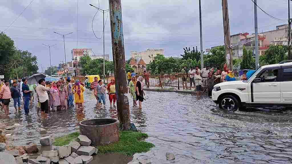 धारूहेड़ा में बाढ़ जैसे हालात, 9 जुलाई को बंद रहेगा धारूहेड़ा; कस्बे में चारों तरफ फैला कैमिकलयुक्त पानी Dharuhera Pollute Water