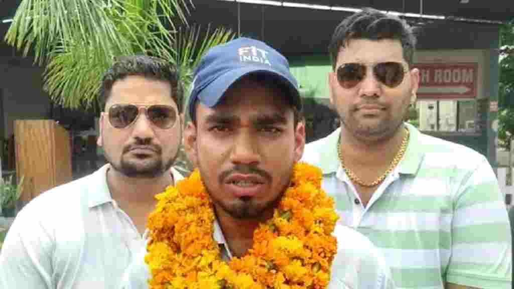 हरियाणा के होटल का वेटर हिमांशु बना नायब तहसीलदार, दिन में काम और रात में करता था पढ़ाई; पढ़े सक्सेस स्टोरी Himanshu Tehsildar Success Story