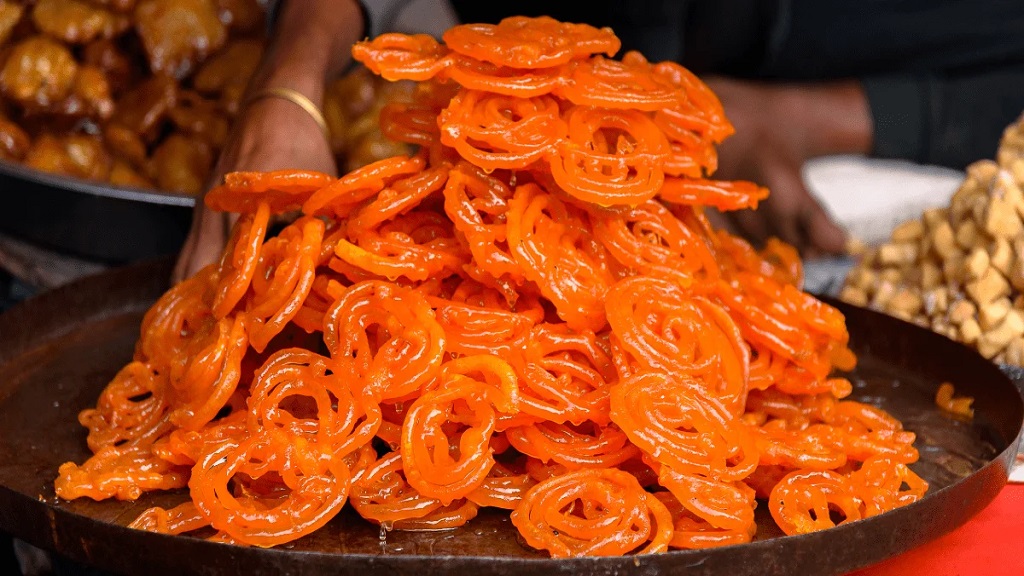 दिल्ली का जलेबा खाकर मुंह में आ जाएगा पानी, स्वाद ऐसा कि चखने आते हैं दूर-दूर के लोग Jalebi