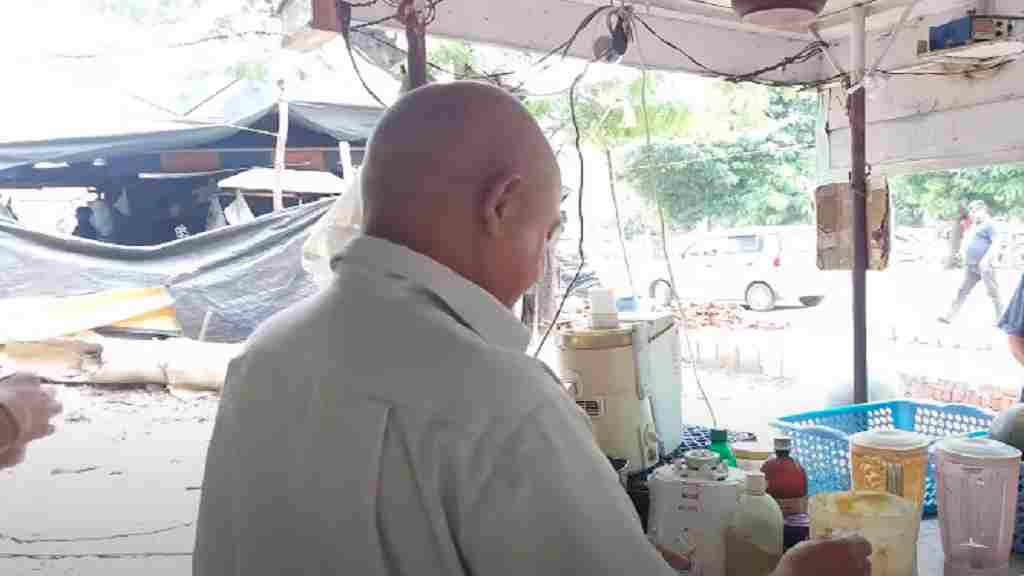 फरीदाबाद में 70 साल का बुजुर्ग चंद्रप्रकाश बनाता है 21 तरह के टेस्टी शेक, स्वाद ऐसा की मन तर- तर हो जाए Pyor Fresh Juice Shop Faridabad