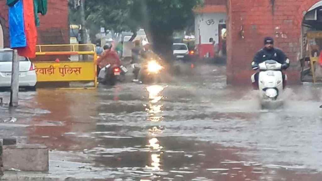 रेवाड़ी में हुई झमाझम बारिश, पुरानी तहसील की दीवार गिरी; कपास की फसल में कीट लगने की संभावना Rewari Barish