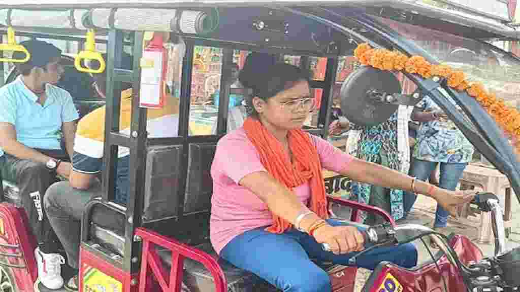 चरखी दादरी: पति बीमार हुआ तो बच्चों का पेट भरने के लिए रिक्शा चला रही अनीता, सुनें दर्द भरी कहानी Anita Charkhi Dadri
