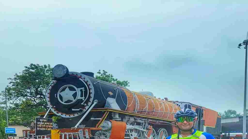 रोहतक पहुंचा दिल्ली का साइकिलिस्ट कमल, 1 साल का लक्ष्य; हाथों में छाले पड़ने के बावजूद बुलंद रहा हौसला Kamal Bisht