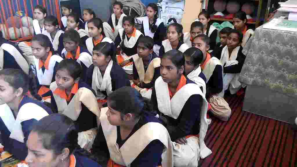 हरियाणा में शिक्षा बोर्ड से जुड़ेंगे गुरुकुल और मदरसे, आधुनिक शिक्षा देने पर मिलेगी लाखों रुपए की मदद Student Balika Manch School