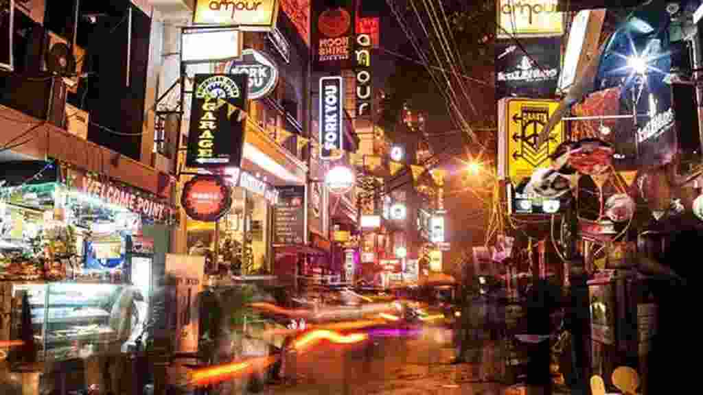 कभी स्मारकों से थी पहचान लेकिन आज ये हैं दिल्ली का सबसे अमीर गांव, इस तरह बदलती गई तस्वीर Hauz Khas Village Market