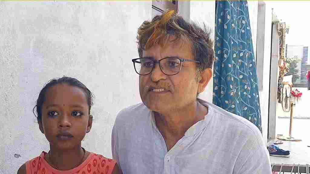 रोहतक: स्ट्रीट लाइट की रोशनी में झुग्गी झोपड़ी वालों के लिए रोजाना फ्री क्लास, 20 सालो से ट्यूशन पढ़ा रहे नरेश Rohtak School