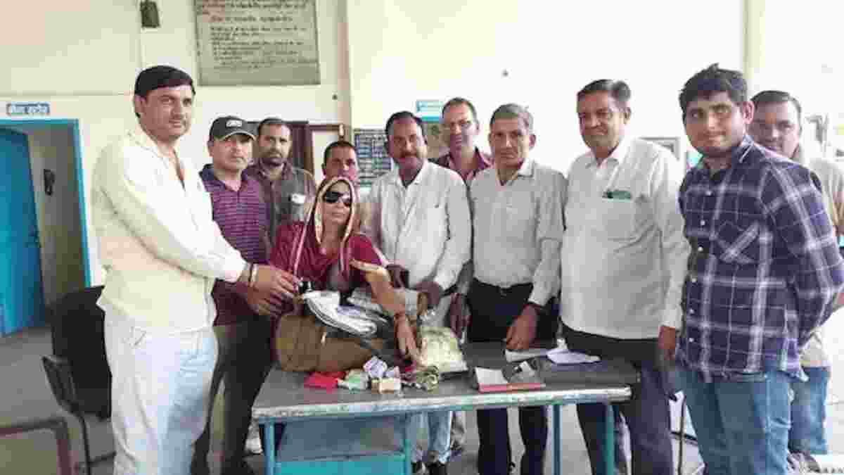 हरियाणा रोडवेज कंडक्टर ने पेश की ईमानदारी की मिसाल, गहनों से भरा बैग महिला यात्री को लौटाया वापिस Dharmveer Conductor Gohana