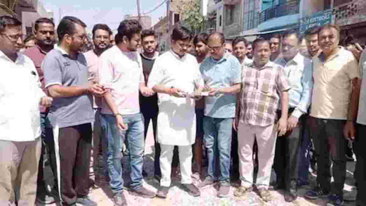 पानीपत में बीजेपी नेता ने सड़क बनवाने के लिए विरोध का निकाला गजब तरीका, चौतरफा हो रही चर्चा Panipat Protest