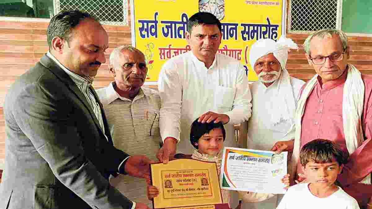 हरियाणा में 9 साल की छोरी दृष्टि ने बनाया वर्ल्ड रिकॉर्ड, एक मिनट में लिखें 54 सुंदर और आकर्षक शब्द Drishti Fogat Charkhi Dadri